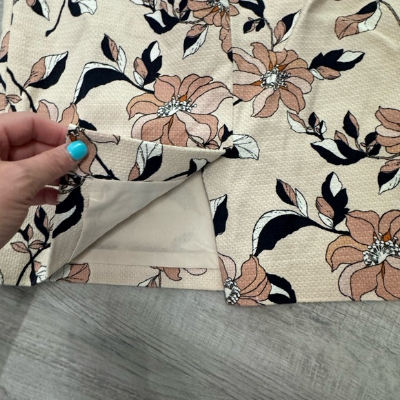 Ann Taylor knee length floral skirt- size 8P - Picture 4 of 7
